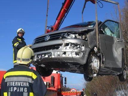 Rasch konnte die Feuerwehr den VW-Bus nach dem Unfall auf der A2 bergen.