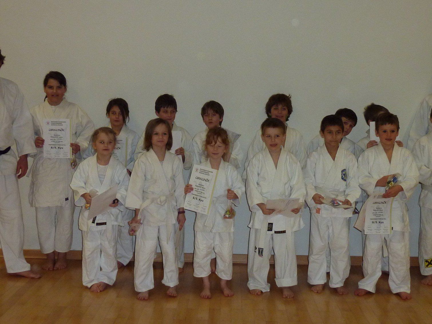 Die Prüflinge mit ihren Trainern Jörg Pfeiffer und Myriam Buda Die Prüflinge mit ihren Trainern Jörg Pfeiffer und Myriam Buda