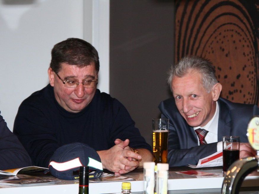 Friedrich Brunauer und German Bertsch im Smalltalk im Montfortclub der Vorarlberghalle. Friedrich Brunauer und German Bertsch im Smalltalk im Montfortclub der Vorarlberghalle.