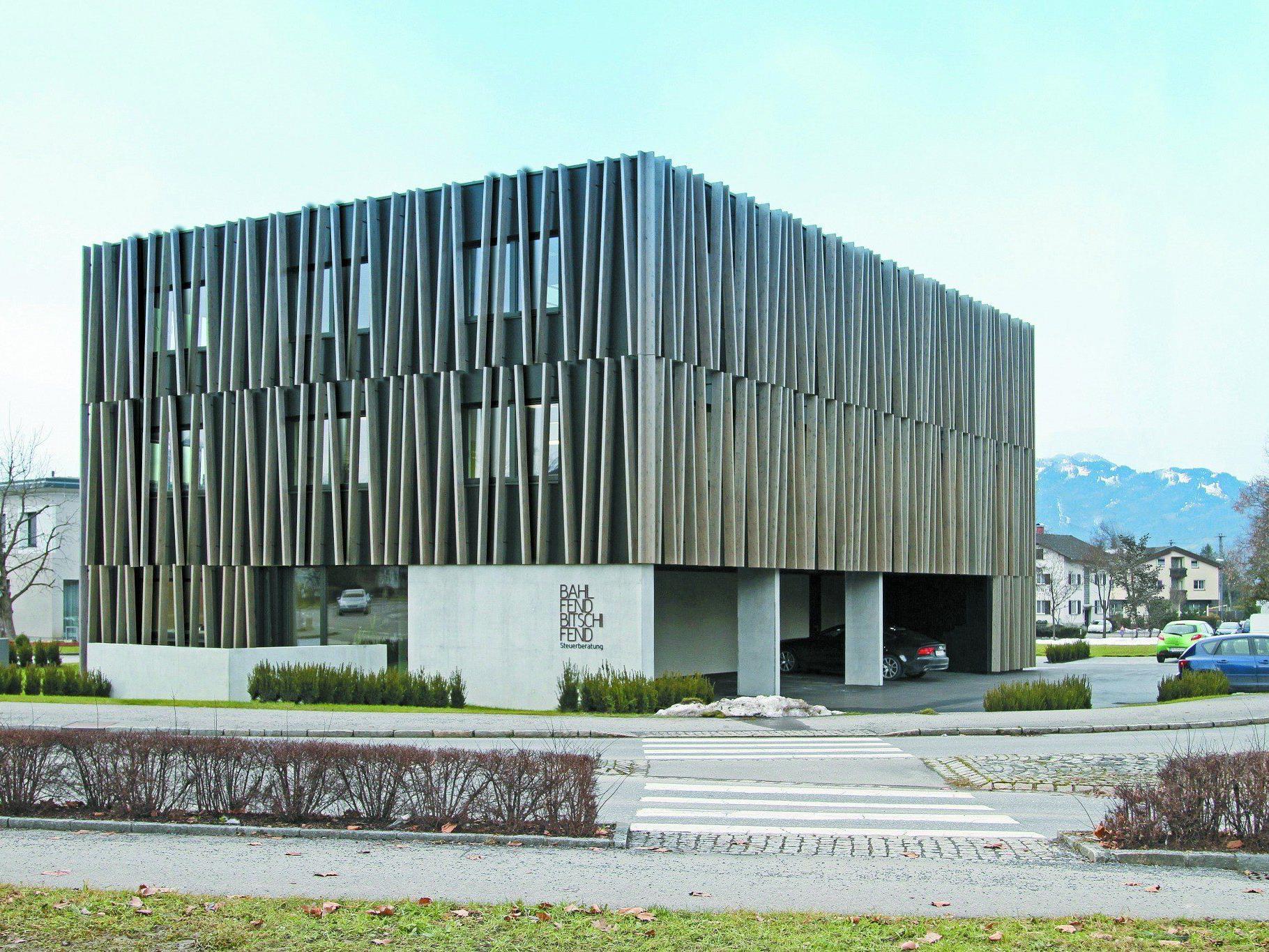 Fassade: Der dreigeschoßige Baukörper umkleidet seine Bürogeschoße mit einer Lamellenstruktur.
