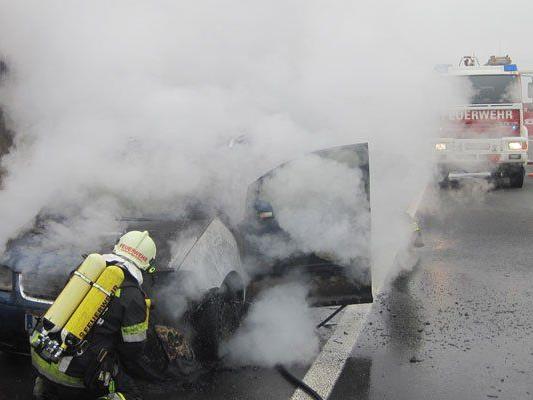 PKW fing auf einer Straße in Niederösterreich Feuer