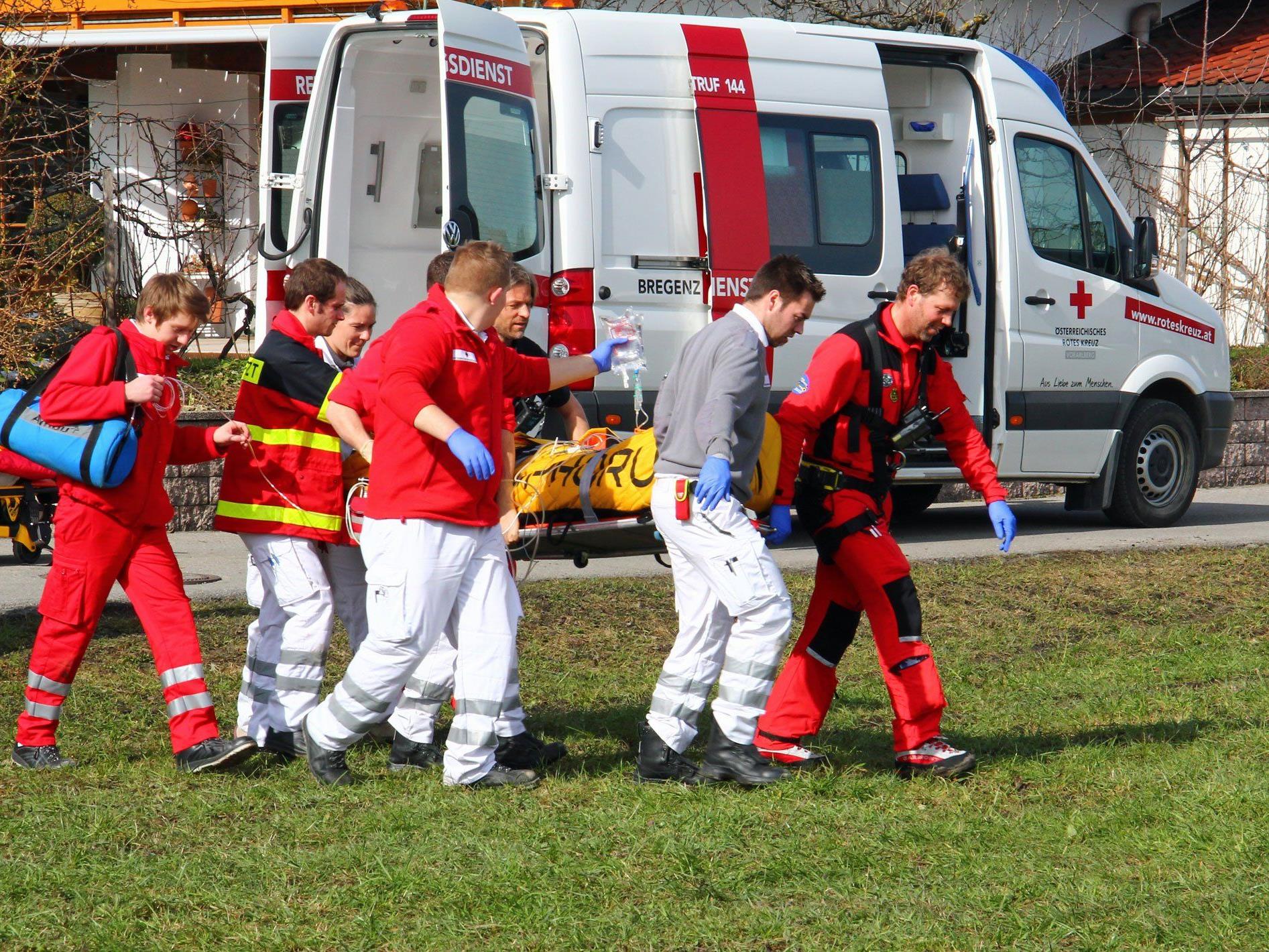 Arbeitsunfall: Schwerverletzter nach Erstversorgung ins LKH Feldkirch geflogen.