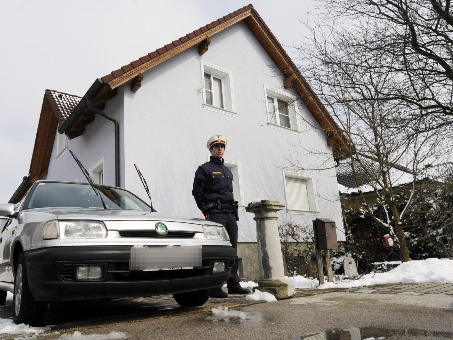 beamte der Cobra fanden in dem umstellten Haus in Marchegg drei Tote. beamte der Cobra fanden in dem umstellten Haus in Marchegg drei Tote.
