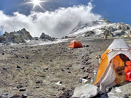 Google Street View zeigt den Gipfel des Aconcagua bei strahlendem Sonnenschein von einer einzelnen Wolke bedeckt. Google Street View zeigt den Gipfel des Aconcagua bei strahlendem Sonnenschein von einer einzelnen Wolke bedeckt.