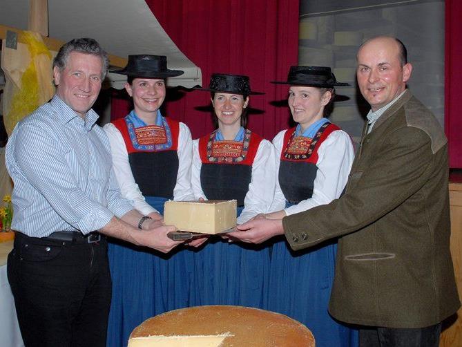 Der traditionelle Käseanschnitt mit LR Erich Schwärzler findet bereits zum 17. Mal statt.