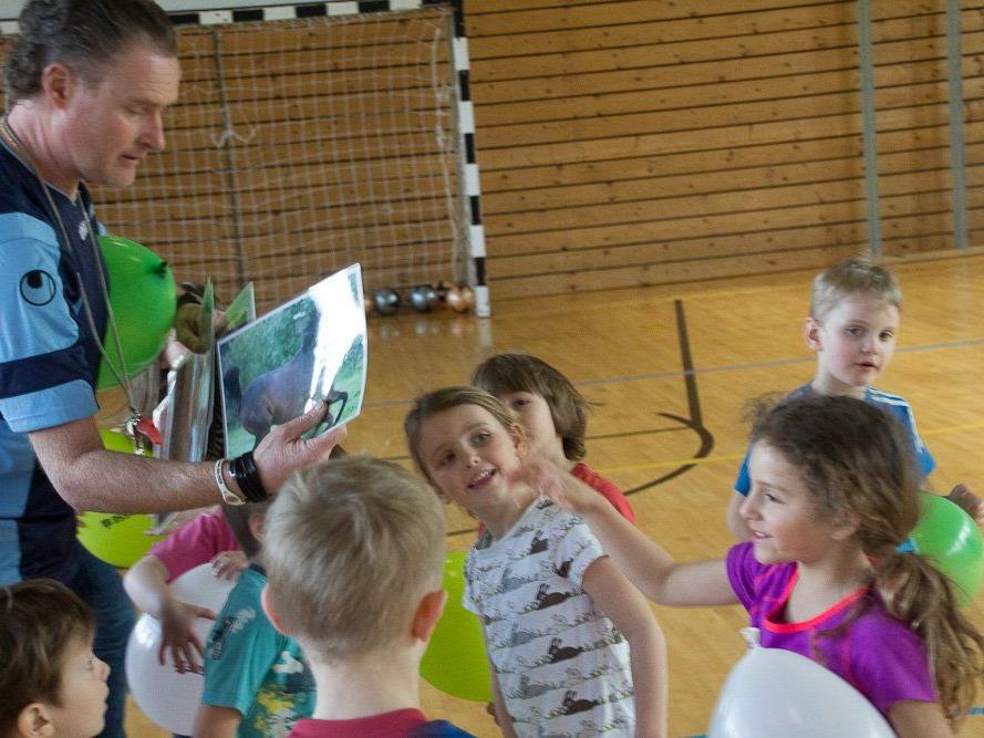 Klaus Stocker leitet die Ballschule an der VS Nofels, welche Kindern sehr viel Freude bereitet