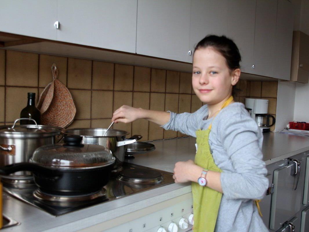 Anna war mit ihrem Zwillingsbruder beim Kurs und für das Spaghettikochen zuständig