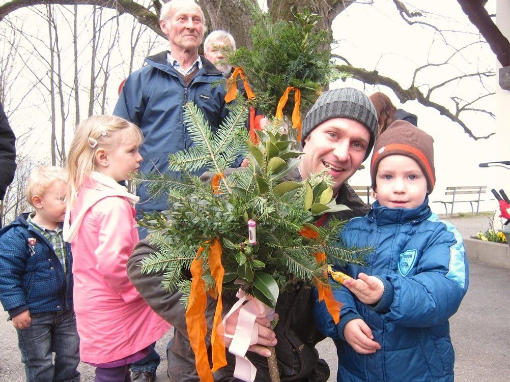 Die Tradition des Palmsonntags wird weitergegeben: Peter mit Sohn Simon und Opa Walter. Die Tradition des Palmsonntags wird weitergegeben: Peter mit Sohn Simon und Opa Walter.