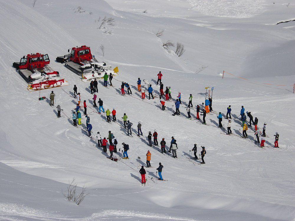 Ein ungewöhnliches Bild: Mit zwei Tauen können bis zu 60 Skifahrer vom Pisten-Bully gezogen werden