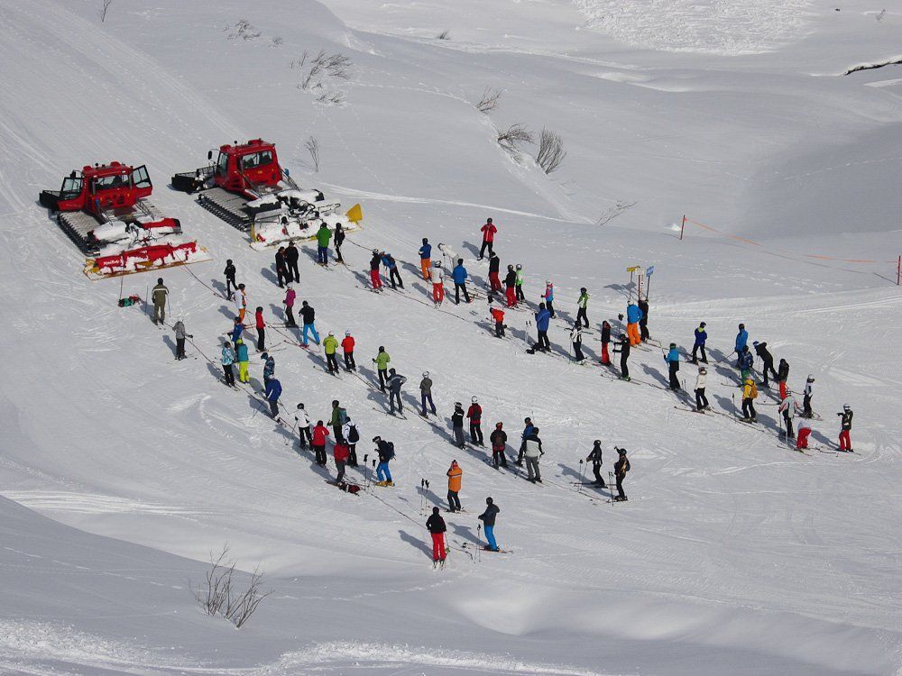 Ein ungewöhnliches Bild: Mit zwei Tauen können bis zu 60 Skifahrer vom Pisten-Bully gezogen werden Ein ungewöhnliches Bild: Mit zwei Tauen können bis zu 60 Skifahrer vom Pisten-Bully gezogen werden