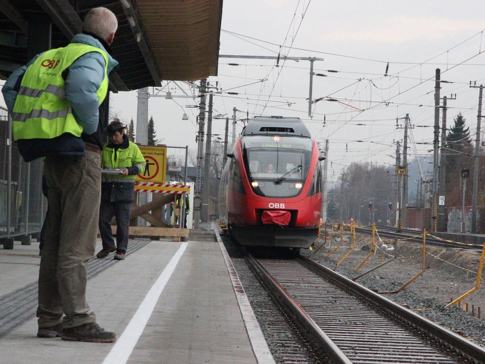Einfahrt eines Talentzuges am Bahnsteig 1 in Hohenems – die Bauarbeiten für den modernen Bahnhof gehen intensiv weiter.