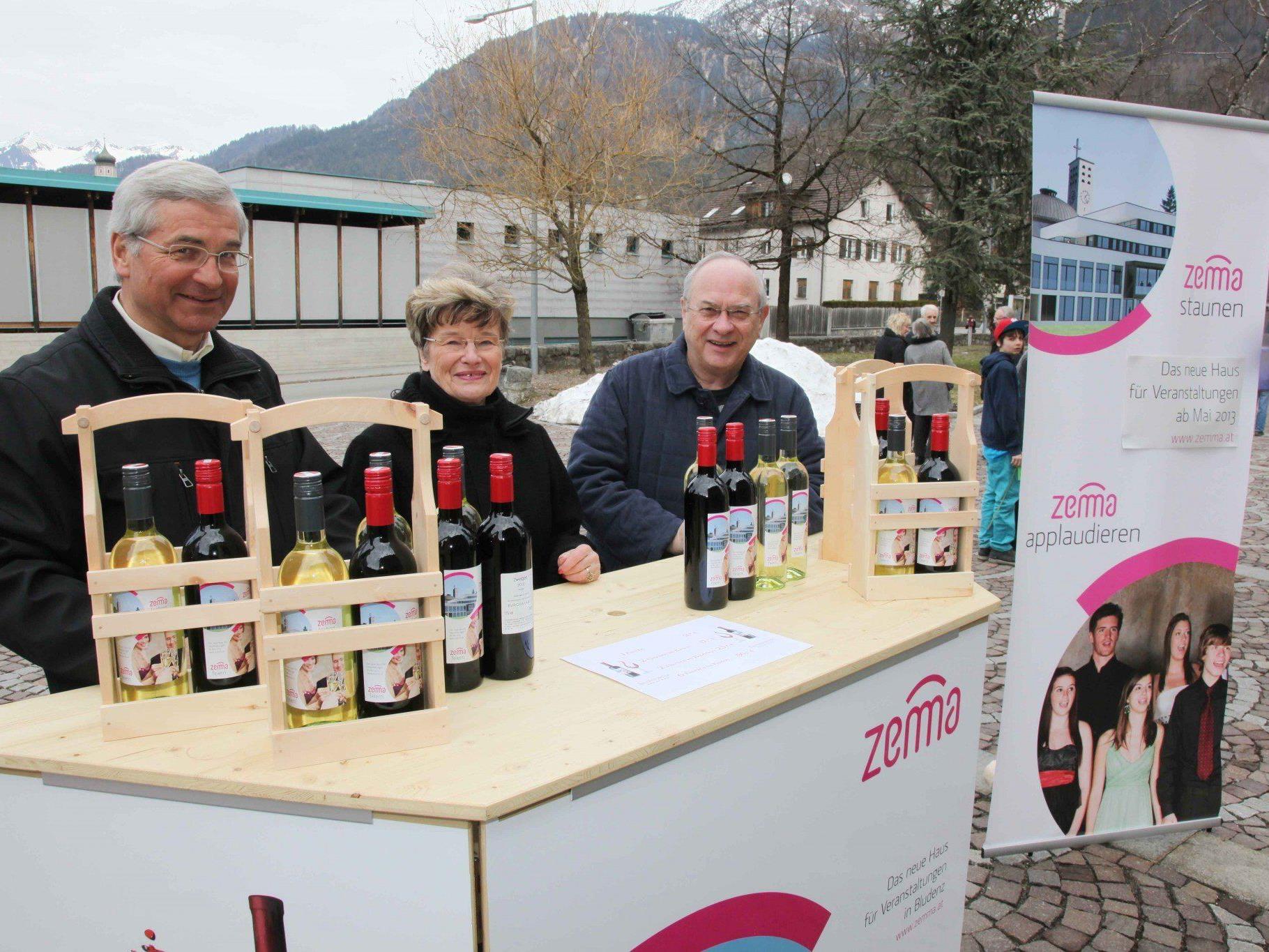 Pfarrgemeinderats-Chef Christoph Rinderer (r.) und sein Team beim Verkauf des „zemma“-Weins.