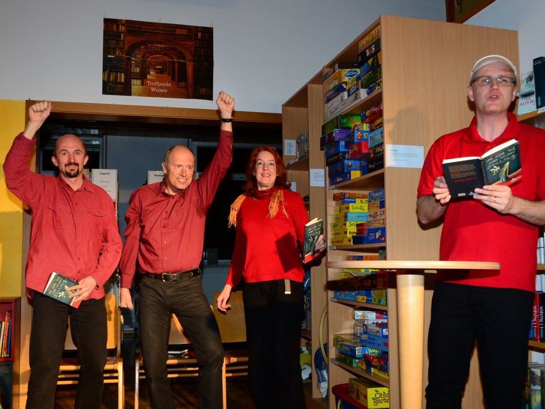 Das Theater Phoenix gestaltete eine szenische Lesung der besonderen Art, die beim Publikum auf großen Anklang stieß. Das Theater Phoenix gestaltete eine szenische Lesung der besonderen Art, die beim Publikum auf großen Anklang stieß.