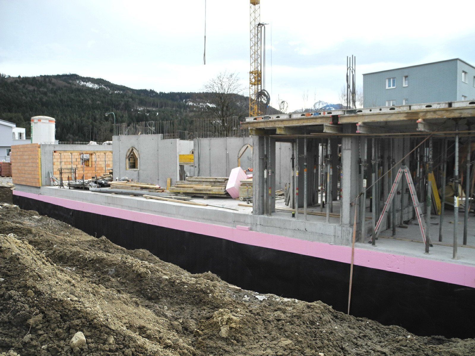 In der Rankweiler Churerstraße baut baut die „Bosniakisch-Muslimische Gemeinschaft Vorarlberg“ ein Kulturzentrum mit einem Gebetsraum in der Mitte des Gebäudes (sozusagen ein Haus im Haus). In der Rankweiler Churerstraße baut baut die „Bosniakisch-Muslimische Gemeinschaft Vorarlberg“ ein Kulturzentrum mit einem Gebetsraum in der Mitte des Gebäudes (sozusagen ein Haus im Haus).