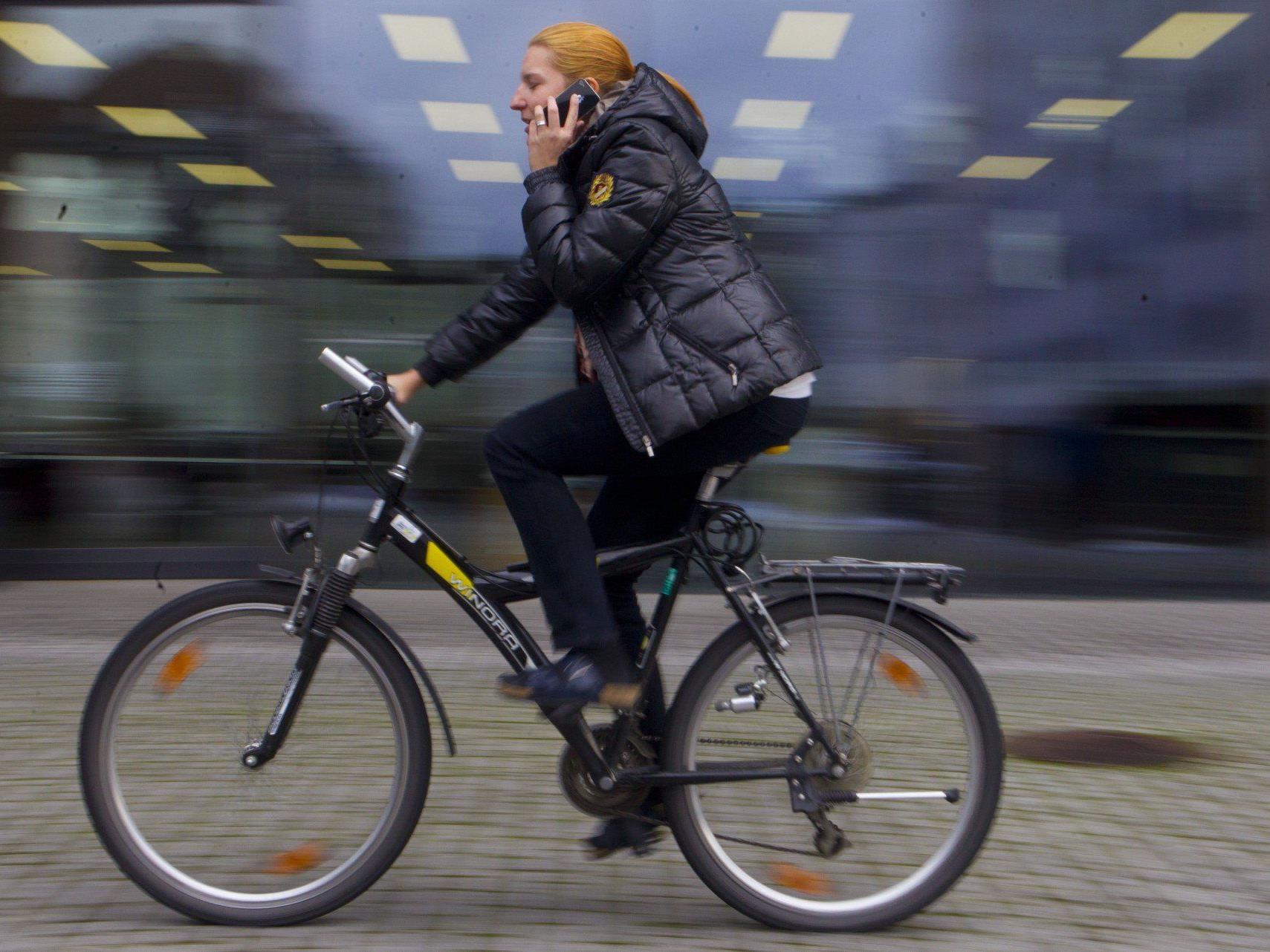 Neue Regeln für Radfahrer: Telefonieren mit Handy ab 31. März verboten.