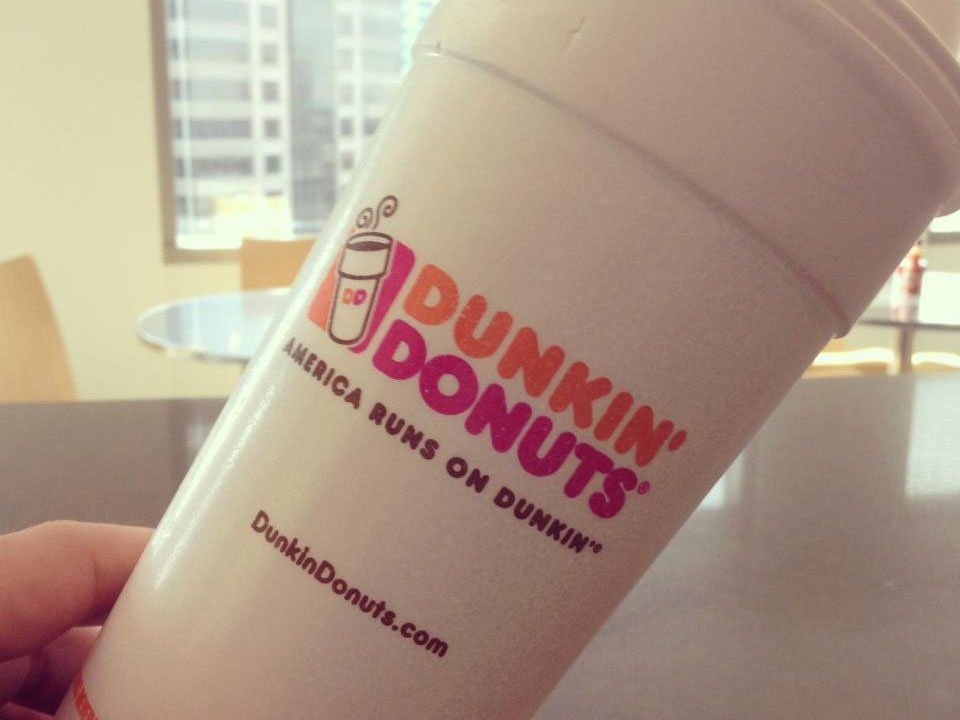 Mit den Waffen einer Donut-Kette. Mit den Waffen einer Donut-Kette.