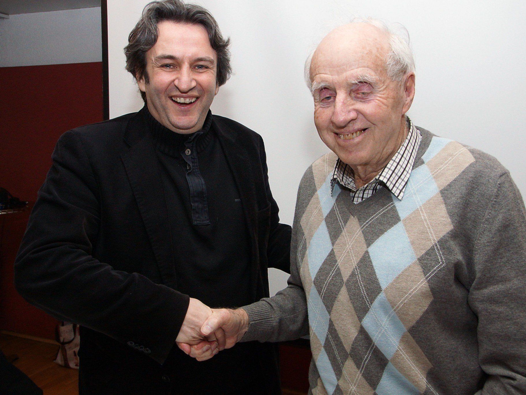 Bürgermeister Michael Tinkhauser gratuliert Helmut Müller zur Wiederwahl. Bürgermeister Michael Tinkhauser gratuliert Helmut Müller zur Wiederwahl.