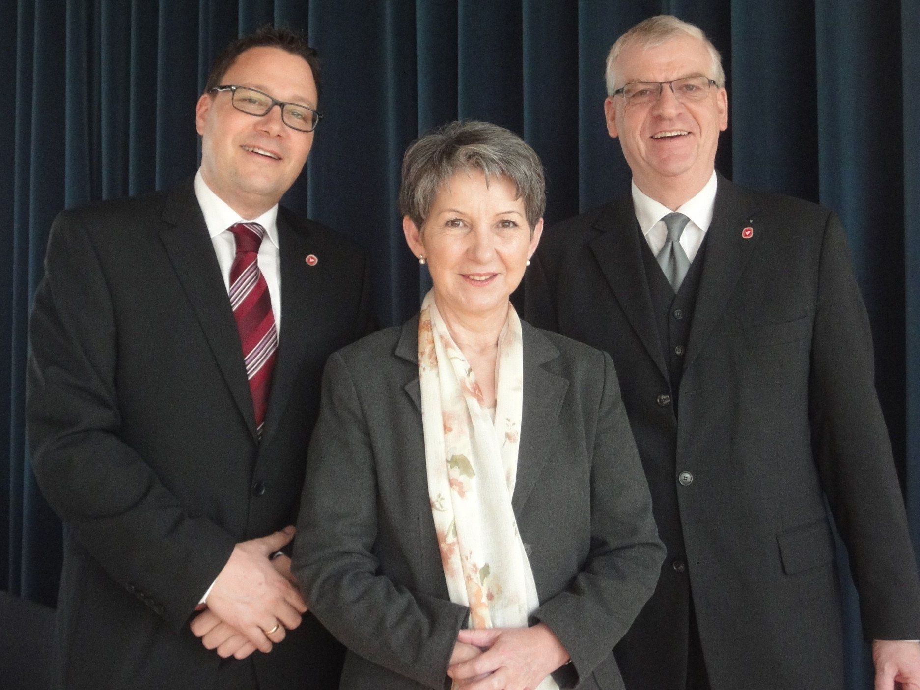 Die wiedergewählte Vorsitzende des Verbandes der Österreichischen Volkshochschulen, Nationalratspräsidentin Mag. Barbara Prammer, mit den beiden Vorarlberger Vorstandsmitgliedern Mag. Fischnaller (links) und Mag. Türtscher (rechts) Die wiedergewählte Vorsitzende des Verbandes der Österreichischen Volkshochschulen, Nationalratspräsidentin Mag. Barbara Prammer, mit den beiden Vorarlberger Vorstandsmitgliedern Mag. Fischnaller (links) und Mag. Türtscher (rechts)
