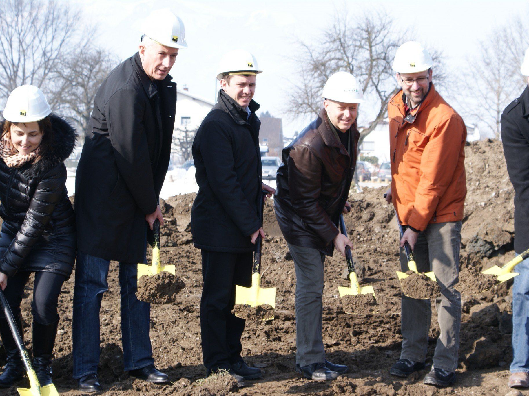 In Action: GF Gabriele Tschütscher, BM Berthold, BM Summer und Hans-Jörg Mathis sowie Gerhard Zimmermann von den Stadtwerken beim Spatenstich.