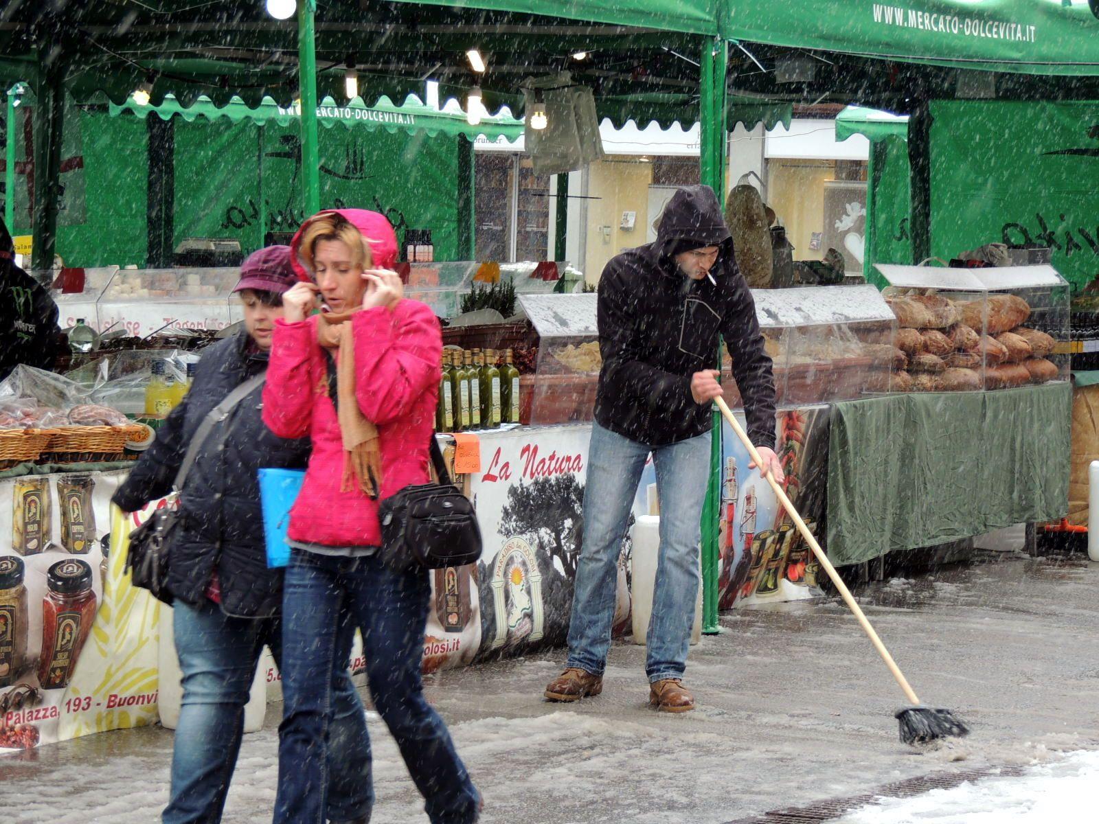 Marktfahrer aus Italien mussten erst mal den Schneematsch vor ihrem Stand wegkehren