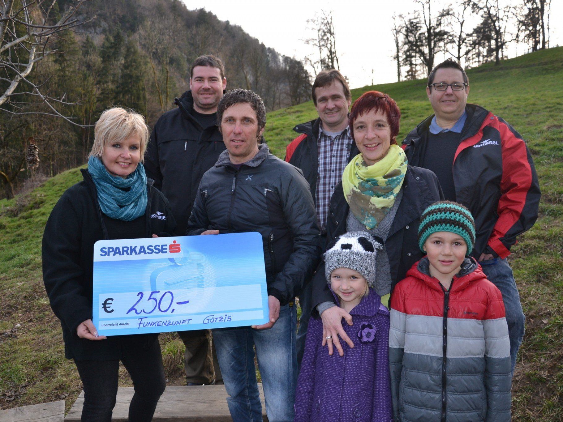 Bei der Scheckübergabe in St. Arbogast: (v.l.) Anita Walch, Thomas Engstler und Thomas Lampert, Walter Mayer, Martina Turza mit Leni und Jonas und Obmann Markus Walch Bei der Scheckübergabe in St. Arbogast: (v.l.) Anita Walch, Thomas Engstler und Thomas Lampert, Walter Mayer, Martina Turza mit Leni und Jonas und Obmann Markus Walch