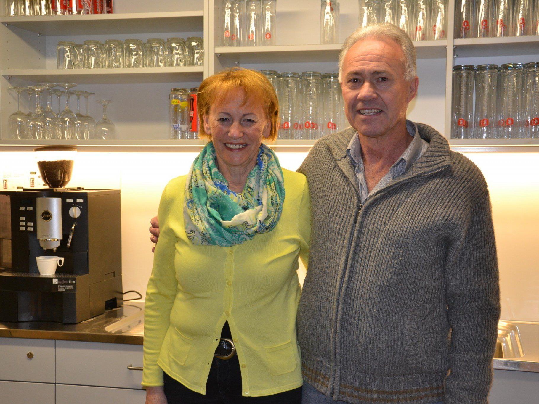 (v.l.) Ingrid Metzler (Wirtschaft) und FC Götzis Obmann Egon Moser freuen sich über die gelungene Renovierung des Mösle Kiosk