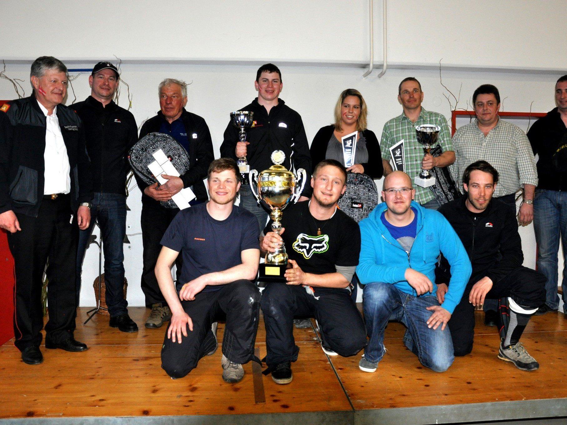 So sehen Sieger aus. Die erfolgreichen Teilnehmer bei den Bezirksschimiesterschaften der Feuerwehr.