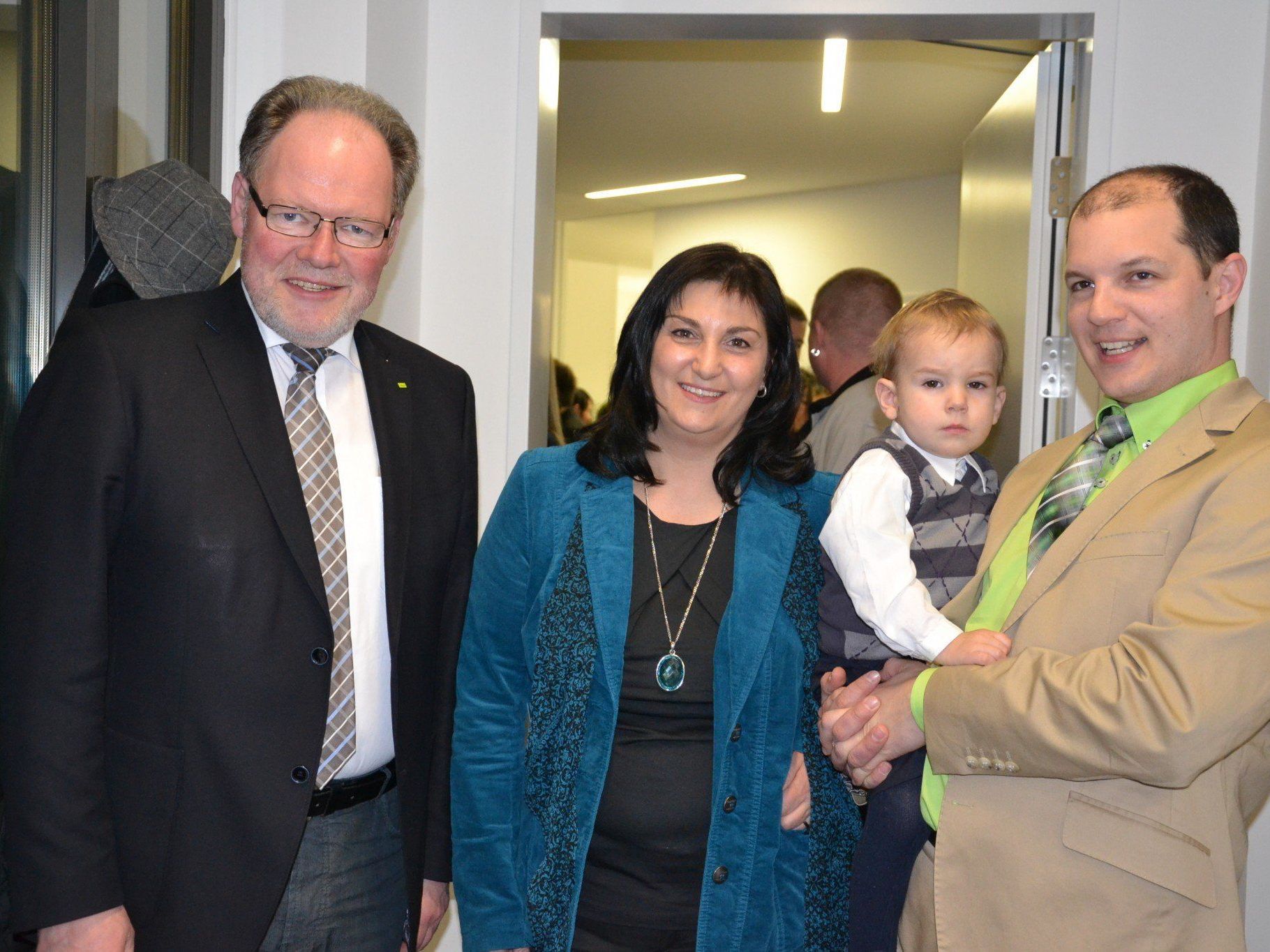 Bürgermeister Werner Huber gratulierte Nicole Hagen und Andreas Boboś zur Büroeröffnung. Auch Sohn Jakob freute sich mit seinem Papa Bürgermeister Werner Huber gratulierte Nicole Hagen und Andreas Boboś zur Büroeröffnung. Auch Sohn Jakob freute sich mit seinem Papa