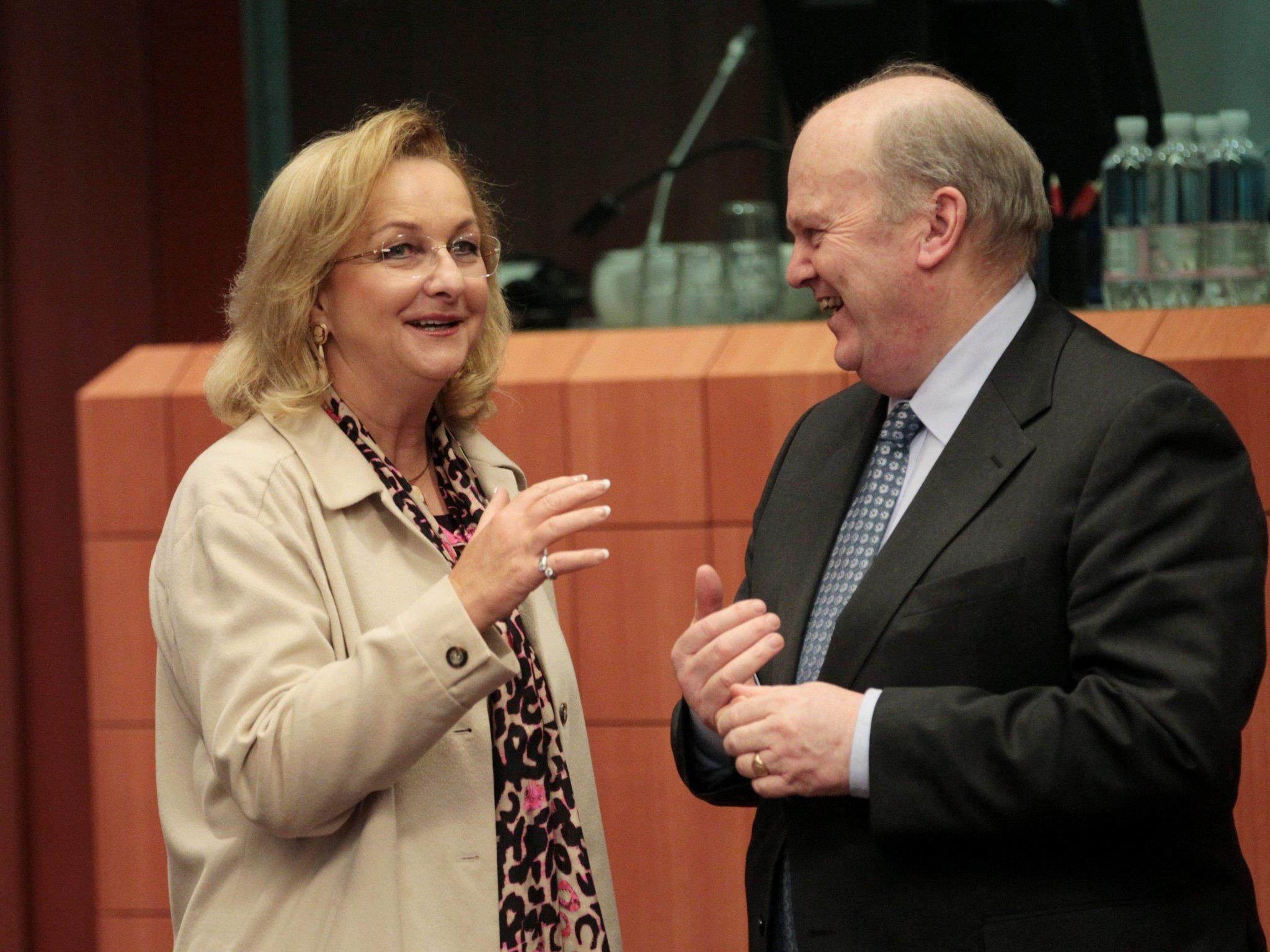 Maria Fekter unterhält sich in Brüssel mit dem irischen Finanzminister Michael Noonan.