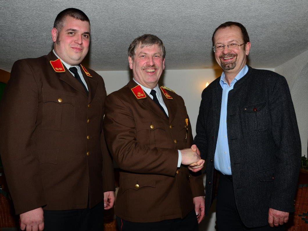 Bgm. Rainer Siegele gratulierte Kommandant Günter Hammermann zu seiner Wiederwahl, ebenso Kdt-Stv. Daniel Schuster (l.).