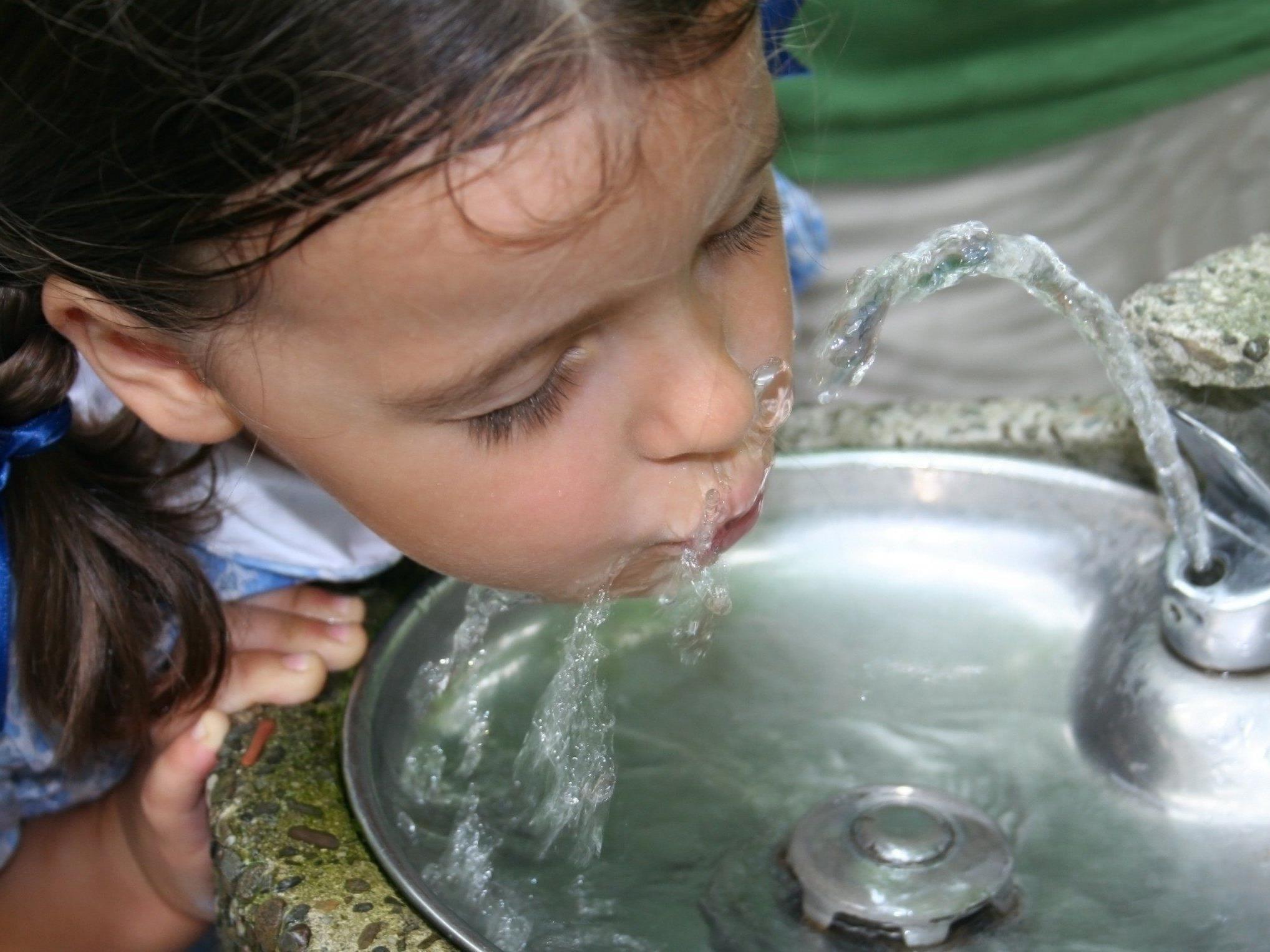 Kinder im Volksschulalter sollten täglich etwa einen Liter Wasser trinken und ab  10 Jahren sind 1,25 Liter pro Tag empfehlenswert.