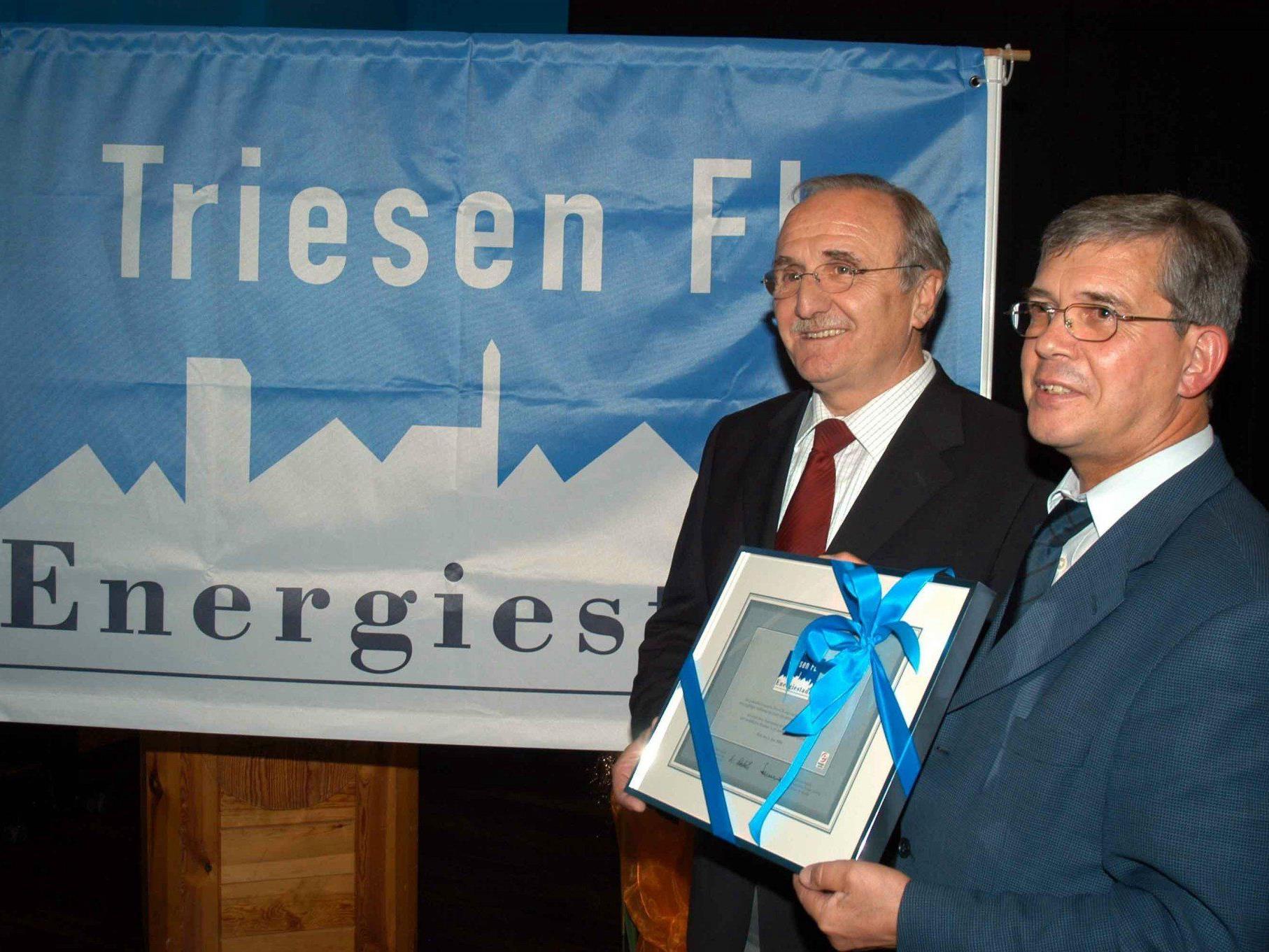Energieminister Hans-Jörg überreichte 2004 an der Gemeindevorsteher Xaver Hoch das "Energiestadt" Zertifikat