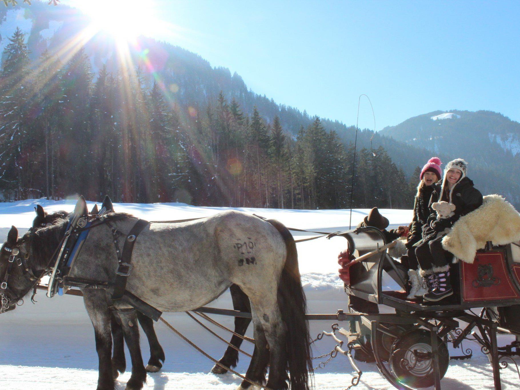 Das macht Spaß: Mit Petra und Susi durch das sonnige, verschneite Schoppernau fahren.