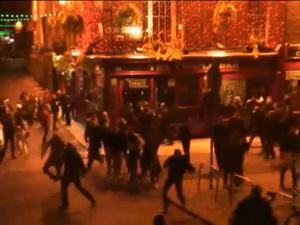Österreichische Hooligans liefern sich eine wilde Schlägerei vor einer Bar in Dublin.