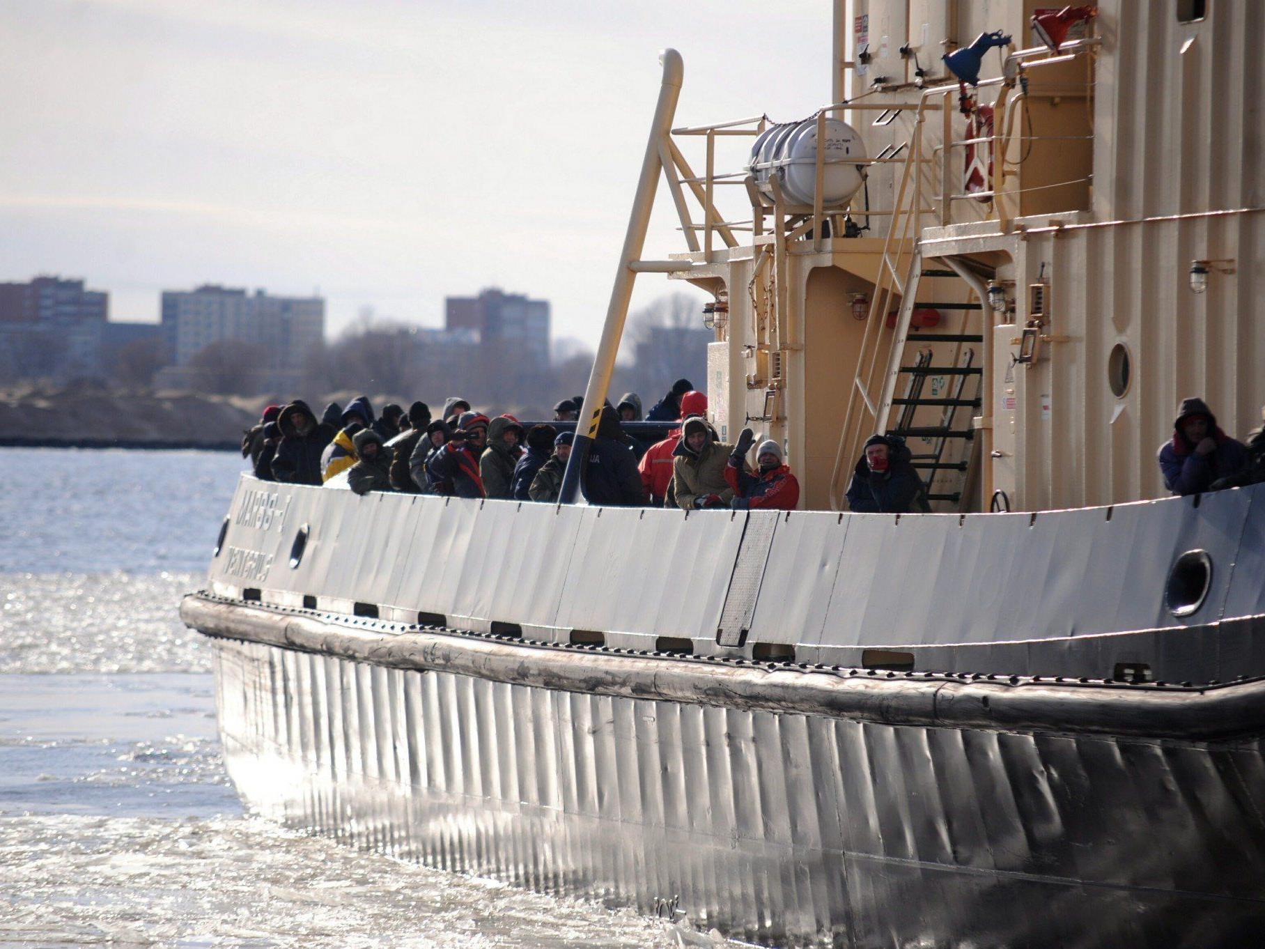 Über 200 Eisfischer saßen in Bucht vor Riga fest.