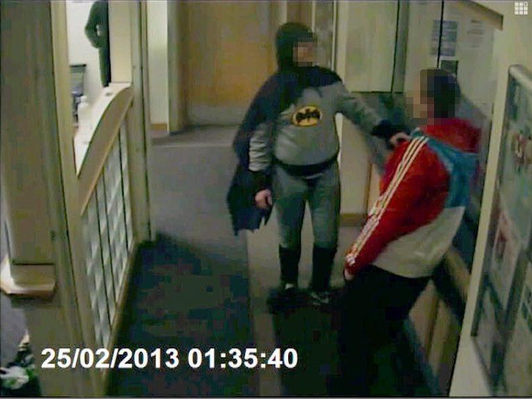 Hier bewacht "Batman" den gesuchten Kriminellen.