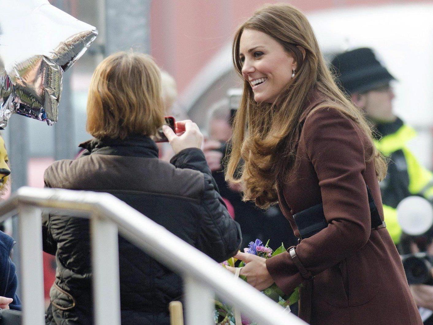 Herzogin Kate verplapperte sich bei ihren Fans. Wird es ein Mädchen? Herzogin Kate verplapperte sich bei ihren Fans. Wird es ein Mädchen?