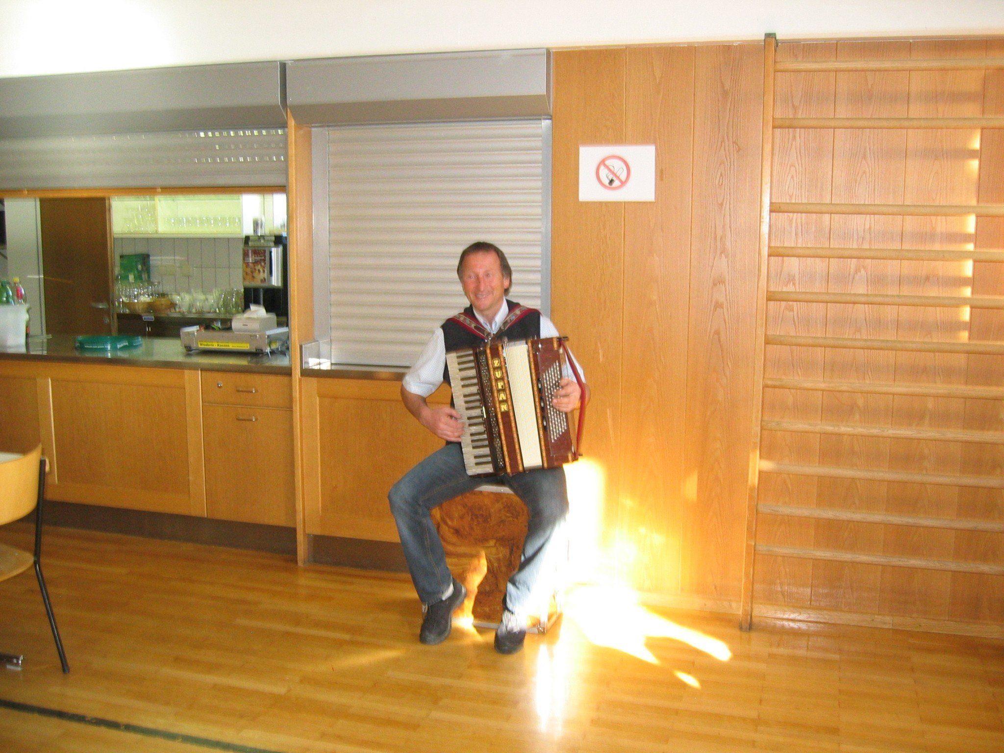 "Luggi" aus Mellau sorgte in dieser Woche für musikalische Unterhaltung "Luggi" aus Mellau sorgte in dieser Woche für musikalische Unterhaltung