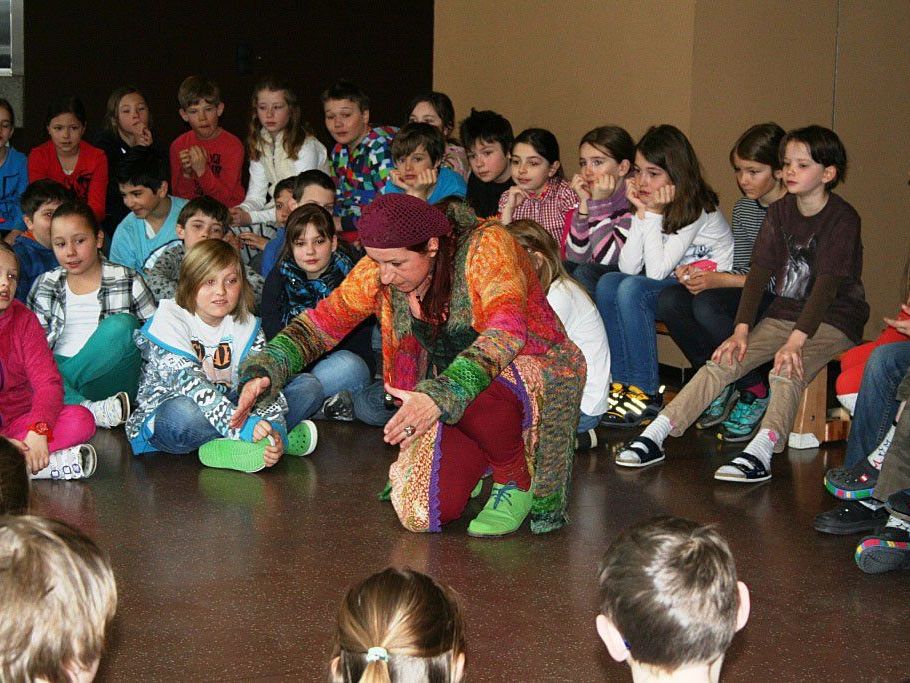 Die Volksschule Tschagguns lud zu ihrem Lesetag die bekannte Märchenerzählerin Hertha Glück ein. Die Volksschule Tschagguns lud zu ihrem Lesetag die bekannte Märchenerzählerin Hertha Glück ein.