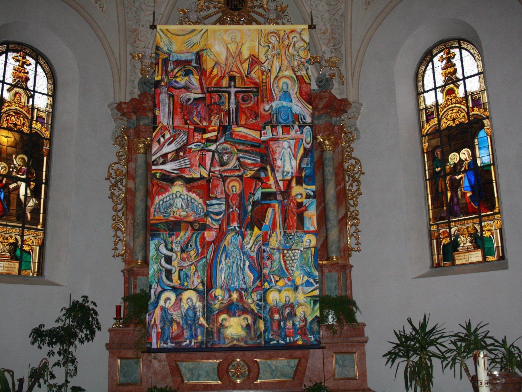 Das prachtvolle Fastentuch verhüllt den Altar in der Pfarrkirche Haselstauden.
