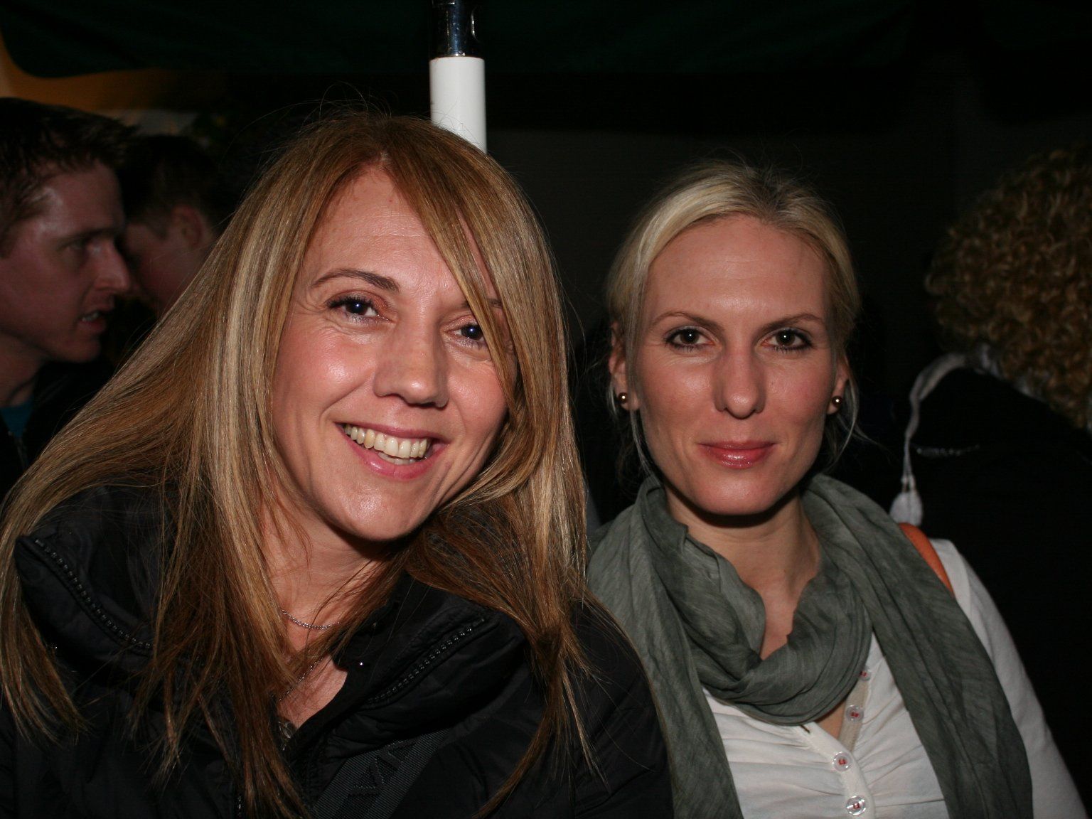 Bregenz Handball-Fans Slavica und Vera hatten trotz der Niederlage ihrer Mannschaft viel Spaß Bregenz Handball-Fans Slavica und Vera hatten trotz der Niederlage ihrer Mannschaft viel Spaß