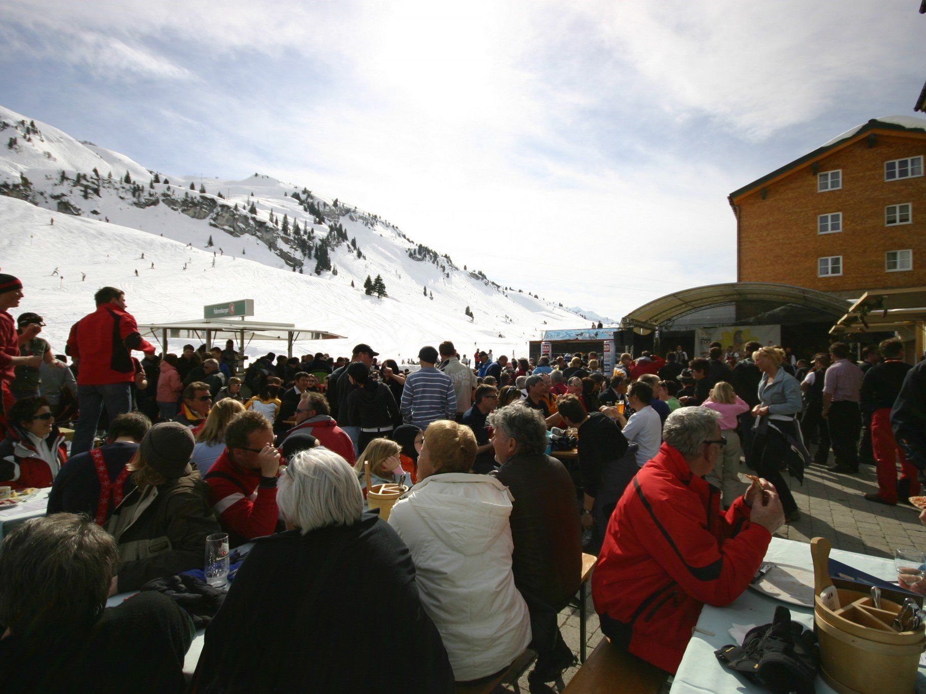 Tolle Party auf der Sonnenterrasse des Hotel Jägeralpe in Hochkrumbach. Tolle Party auf der Sonnenterrasse des Hotel Jägeralpe in Hochkrumbach.