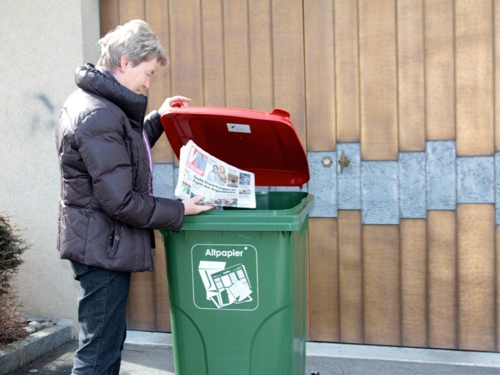 Bei Einzelhaushalten hat sich die Kunststofftonne mit Deckel und 240 Litern Volumen bewährt Bei Einzelhaushalten hat sich die Kunststofftonne mit Deckel und 240 Litern Volumen bewährt