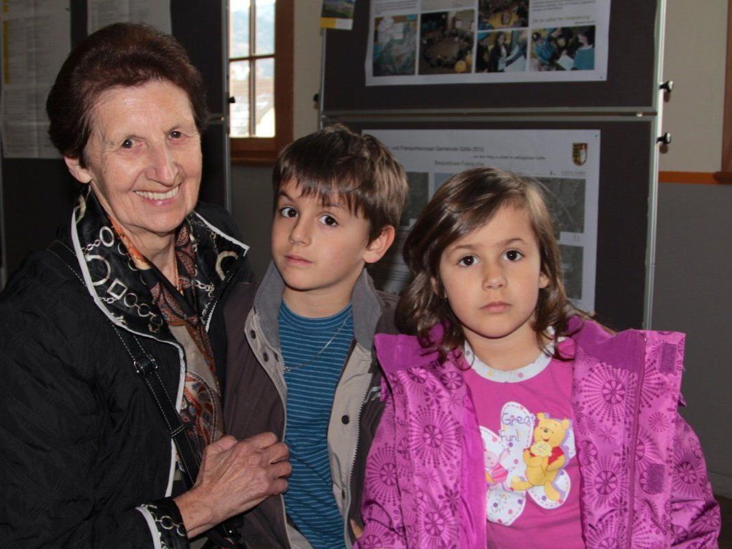 Oma Rita mit ihren Enkeln Damian und Corinna