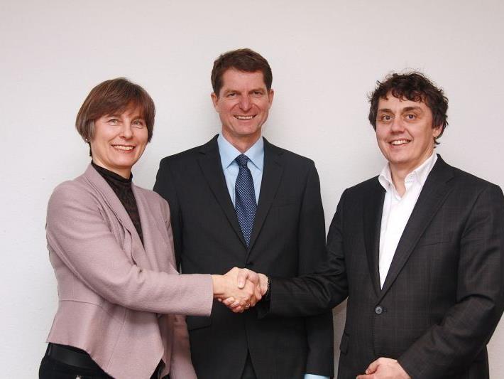 aks-Präsident Dr. Thomas Bischof (Mitte) mit Dr. Christine Klien und dem neuen ameco-Geschäftsführer Dr. Beat Klaus Rünzler.