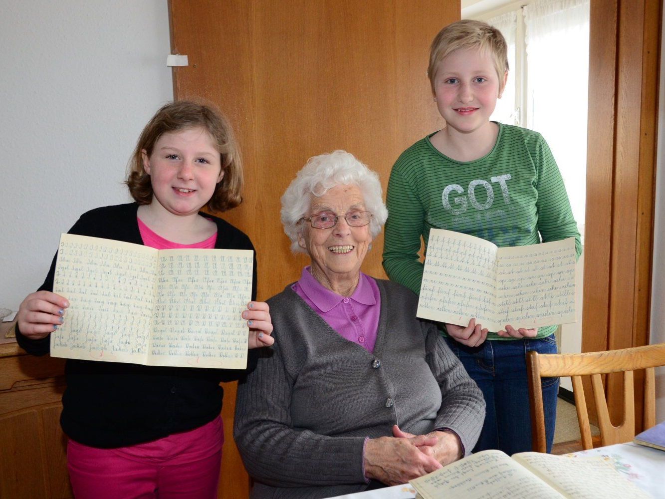 Mit ihren alten Schulheften aus den 1930er Jahren konnte Josefine Gächter aufwarten. Mit ihren alten Schulheften aus den 1930er Jahren konnte Josefine Gächter aufwarten.