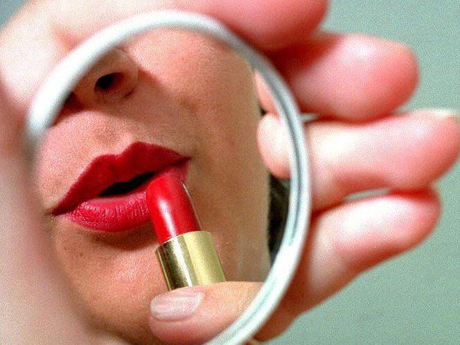Roter Lippenstift liegt wieder voll im Trend. Roter Lippenstift liegt wieder voll im Trend.