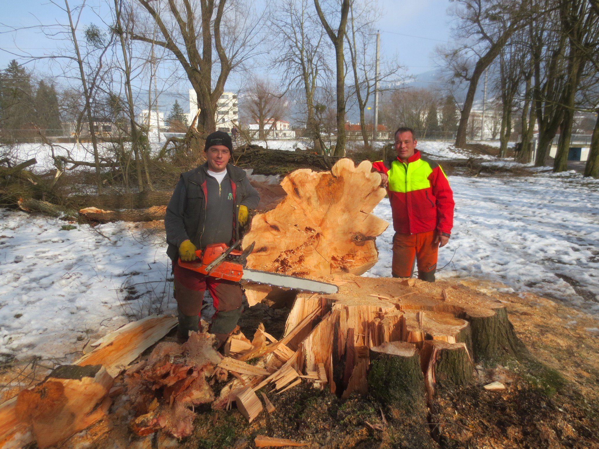 Andreas Fessler und Markus Hehle sind hier im Auftrag des Militärkommandos Vorarlberg fachmännisch an der Arbeit. Andreas Fessler und Markus Hehle sind hier im Auftrag des Militärkommandos Vorarlberg fachmännisch an der Arbeit.