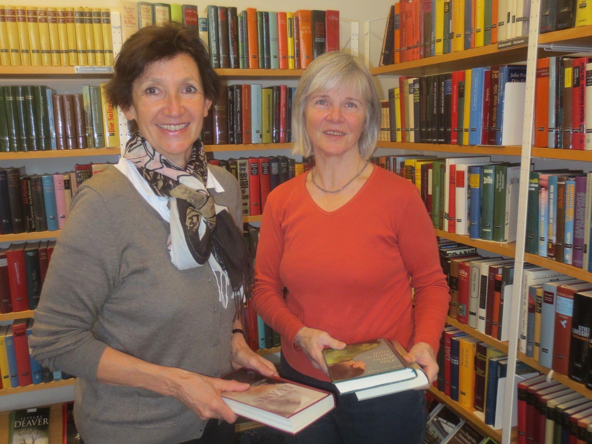 Silvia Schallert und Berti Fessler als engagiertes Bücherei-Team in Beratung und Verwaltung.
