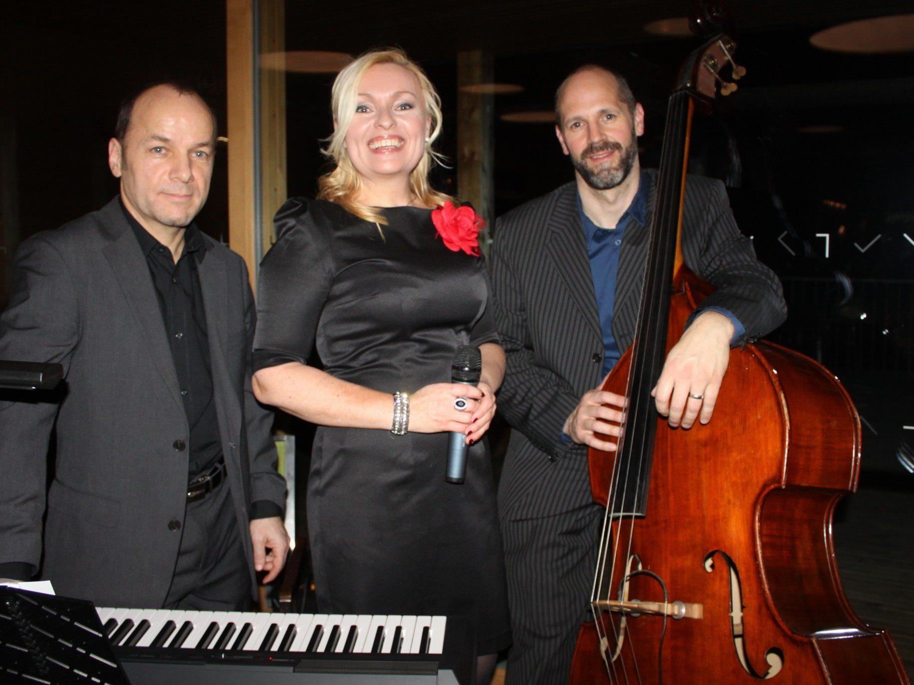 Christine Nachbauer und ihre Band mit Marcel Schefer am Piano und Stefan Reinthaler am Kontrabass im Badehaus am Lochauer Kaiserstrand.